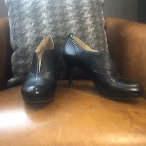Nine West NWT Black leather ankle booties